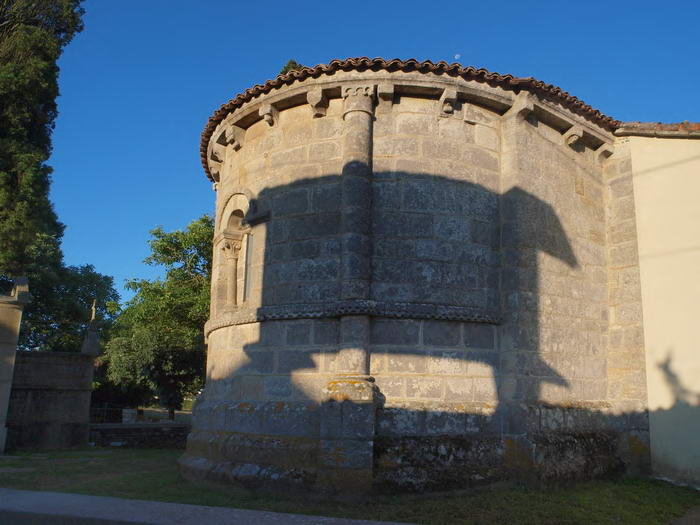 CABECERA DEL TEMPLO CON SOMBRA DEL CERCANO HÓRREO